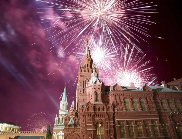 Fogos de artifício sobre o Museu Histórico Estadual à noite. Moscou, Rússia — Fotografia de Stock