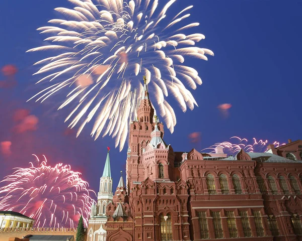 Ohňostroj nad státní historické muzeum v noci. Moskva, Rusko — Stock fotografie