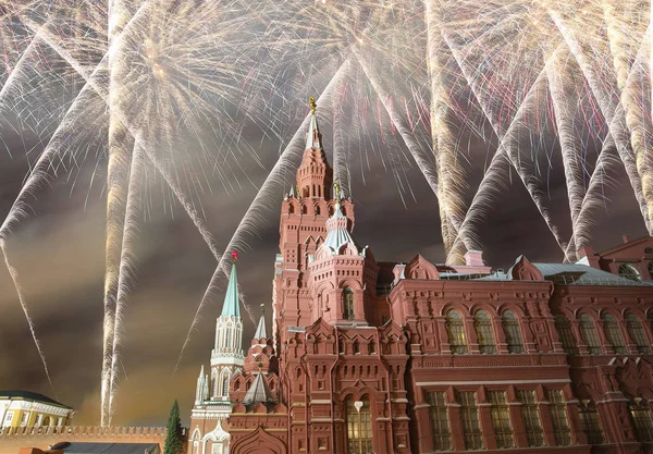 Fuochi d'artificio sul Museo Storico di Stato di notte. Mosca, Russia — Foto Stock