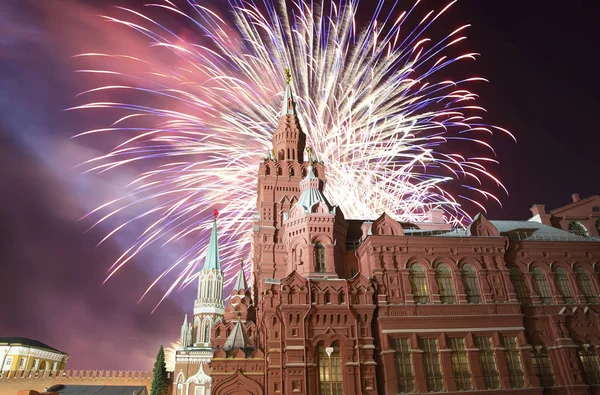 Fogos de artifício sobre o Museu Histórico Estadual à noite. Moscou, Rússia — Fotografia de Stock