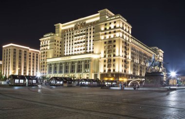 Four Seasons Hotel Moscow modacı Meydanı'nda. Moskova, Russia.This tarihi Hotel Moskva çoğaltır cephe ile modern lüks oteldir.  