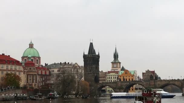 Pohled na prahu z Vltava River, Česká republika — Stock video