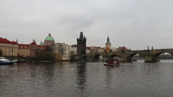 Utsikt över Prag från Vltava floden, Tjeckien — Stockvideo