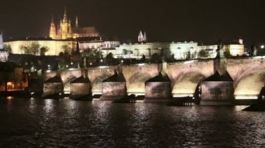 Charles Köprüsü (Stone Bridge, Prague köprü) ve gece St. Vitus Katedrali. Prag. Çek Cumhuriyeti  