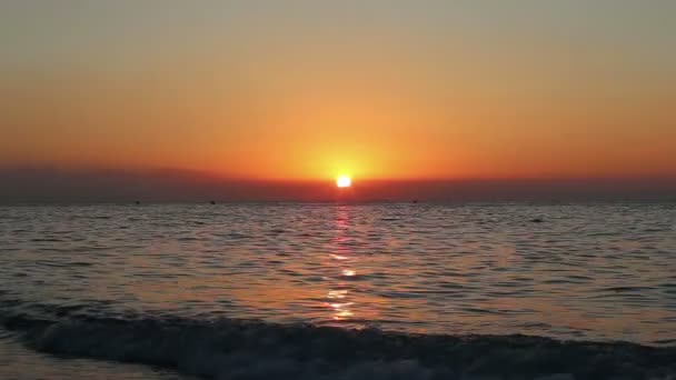 Krásný východ slunce na pláži. Costa del Sol(Coast of the Sun), Malaga, Andalusie, Španělsko — Stock video