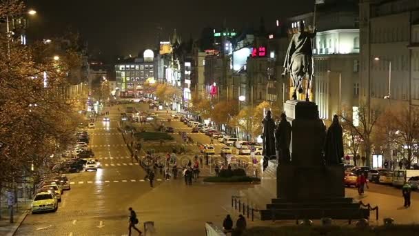 Nachtansicht des Wenzelsplatzes im neuen Stadtzentrum von Prag, Tschechische Republik — Stockvideo