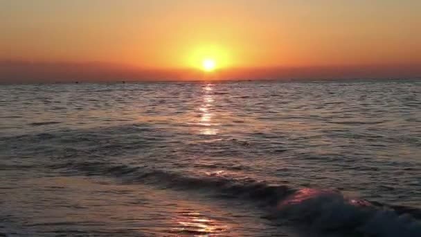 Schöner Sonnenaufgang am Strand. costa del sol (Küste der Sonne), Malaga in Andalusien, Spanien — Stockvideo