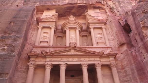 アル Khaznehorthe Treasuryat ペトラ、ヨルダン - ヨルダンと同様のヨルダンの最も訪問されたシンボルだ観光。ペトラは 1985 年以来ユネスコ世界遺産のサイトをされています。. — ストック動画