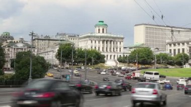 Merkezi Moskova kremlin yakınındaki sokaklarda günlük trafik