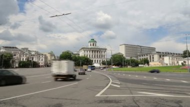 Merkezi Moskova kremlin yakınındaki sokaklarda günlük trafik