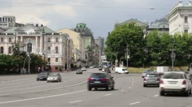 Merkezi Moskova kremlin yakınındaki sokaklarda günlük trafik