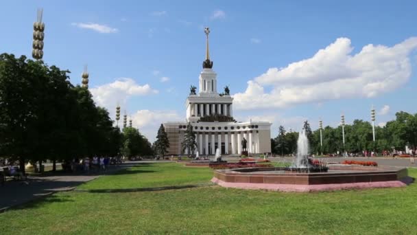 ВДНХ (ВДНХ) - постоянная универсальная выставка в Москве, Россия — стоковое видео