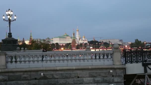 Vista nocturna del río Moskva, el Gran Puente de Piedra y el Kremlin, Moscú, Rusia — Vídeos de Stock