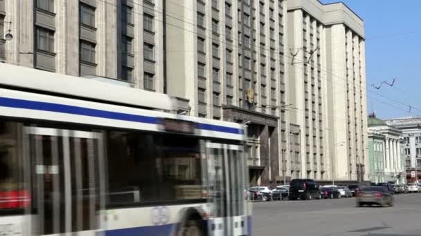 Bâtiment de la Douma d'Etat de l'Assemblée fédérale de la Fédération de Russie. L'adresse du bâtiment est Okhotny Ryad Street, 1 / 2 à Moscou, Russie — Video