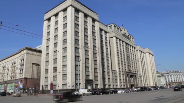 Costruzione della Duma di Stato dell'Assemblea federale della Federazione Russa. L'indirizzo dell'edificio è Okhotny Ryad Street, 1 / 2 a Mosca, Russia — Video Stock