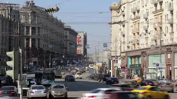 Транспорт автомобилей в центре Москвы (Тверская улица, рядом с Кремлем), Россия — стоковое видео