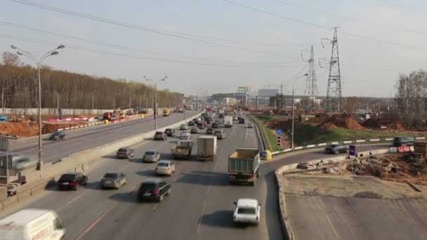 Verkeer op de snelweg van de grote stad, Moskou auto ring road (mkad), Rusland — Stockvideo