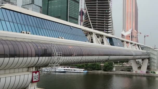 Пешеходный мост в деловом центре "Москва-Сити" — стоковое видео