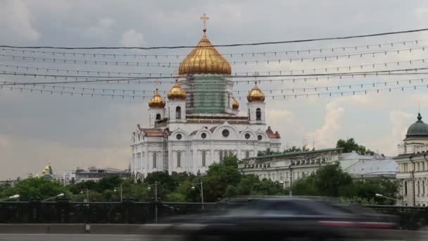 Cattedrale di Cristo Salvatore e traffico quotidiano, Mosca, Russia — Video Stock