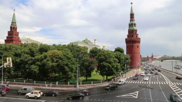 Dijk van de moskva-rivier in de buurt van het kremlin van Moskou en het dagelijkse verkeer, Moskou, Rusland — Stockvideo