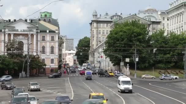 在莫斯科市中心克里姆林宫附近的街道上每天的交通流量 — 图库视频影像