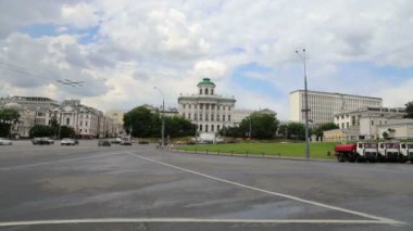 Merkezi Moskova kremlin yakınındaki sokaklarda günlük trafik