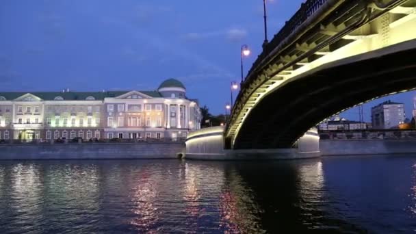 Luzhkov (Tretyakov) puente, Vista nocturna, Moscú, Rusia — Vídeo de stock