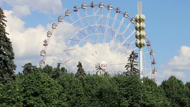 Ferris Wheel. VDNKh (All-Russia Exhibition Centre) is a permanent general-purpose trade show in Moscow, Russia — Stock Video