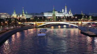 Gece görünümü Moskova Nehri, büyük taş köprü ve Kremlin, Moskova, Rusya Federasyonu