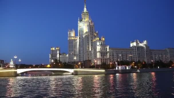 Edificio Kotelnicheskaya Embankment, Moscú, Rusia- es uno de los siete rascacielos stalinistas establecidos en septiembre de 1947 y terminados en 1952. — Vídeos de Stock