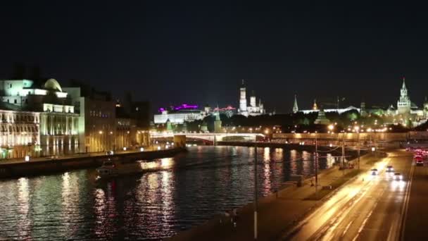 Banvallen av Moskvafloden och natt trafikerar, Moskva, Ryssland — Stockvideo