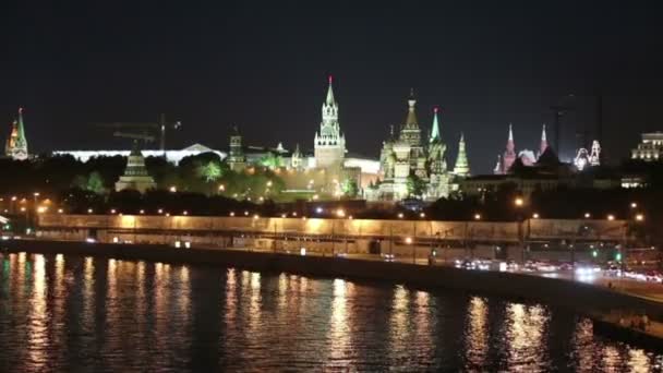 Embankment of the Moskva River and the night traffic, Moscow, Russia — Stock Video