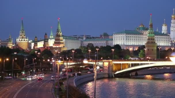 Vista noturna do Rio Moskva, da Grande Ponte de Pedra e do Kremlin, Moscou, Rússia — Vídeo de Stock