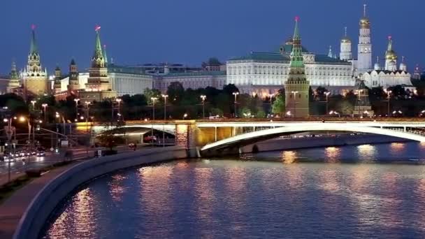 Noc widok na rzekę Moskwę, wielki kamienny most i Kremla, Moskwa, Federacja Rosyjska — Wideo stockowe