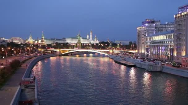 Ночной вид на Москву, Большой каменный мост и Кремль, Москва, Россия — стоковое видео