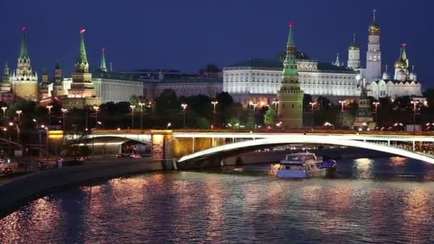 Gece görünümü Moskova Nehri, büyük taş köprü ve Kremlin, Moskova, Rusya Federasyonu — Stok video