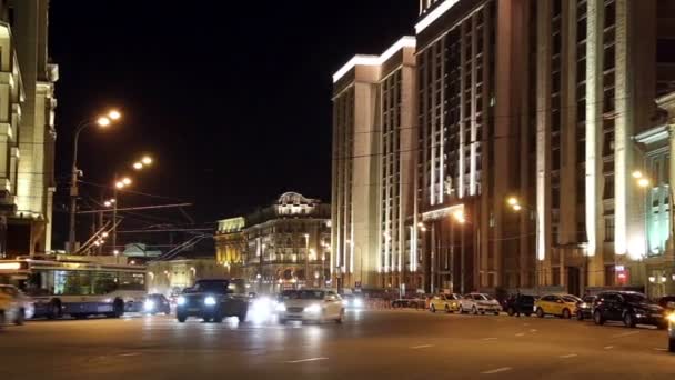 Verkeer van auto's in Moskou stad center (Teatralny Proezd in de buurt van het gebouw van de Doema van de federale vergadering van Russische Federatie), Rusland — Stockvideo