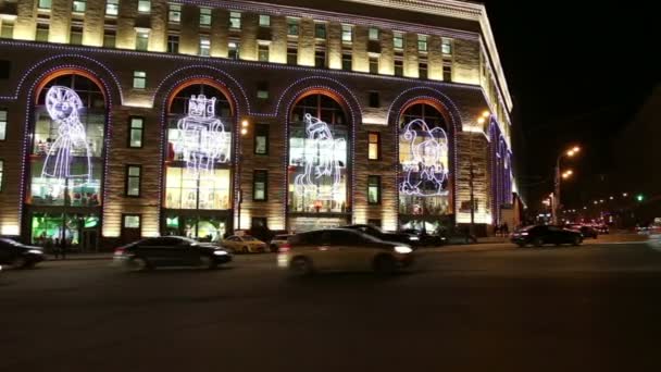 Vista nocturna del edificio de la Central Children 's Store en Lubyanka (inaugurado en abril de 2015 después de una extensa reconstrucción), Moscú, Rusia — Vídeos de Stock