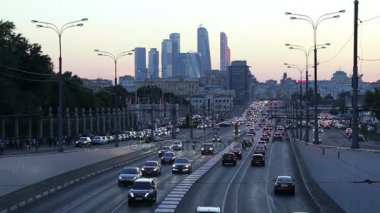 trafik otoyol (gece) büyük şehir, Moskova, Rusya  