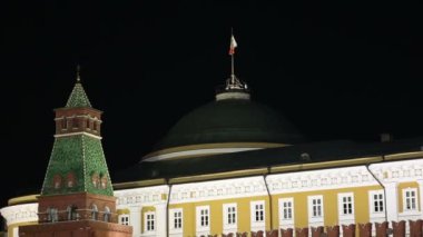 Moskova Kremlin ve geceleri Rusya bayrağı 