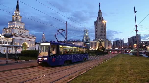 Gece trafik tramvaylar Kazansky demiryolu terminal (Kazansky vokzal)--yakınındaki dokuz demiryolu terminalleri, Moskova, Rusya biridir — Stok video