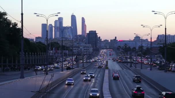 Forgalom az autópályán a nagy város (éjjel), Moszkva, Oroszország — Stock videók
