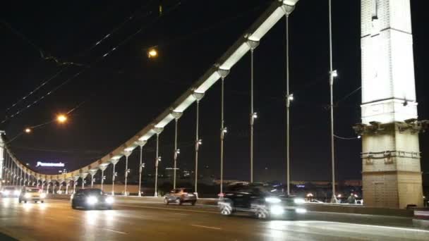 Most Krymski lub most Krymski i ruch samochodów (noc)--jest stalowy most wiszący w Moskwie. Przęseł Moskva rzeki 1,800 metrów południowy-zachód od Kremla — Wideo stockowe