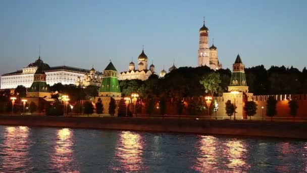 Przyjemność odpływają statki wycieczkowe na rzeki Moskwa, niedaleko Kremla (w nocy), Moskwa, Rosja — Wideo stockowe