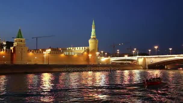Toeristische pleziervaartuig op de Moskva-rivier in de buurt van het Kremlin (nachts), Moskou, Rusland — Stockvideo