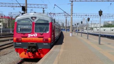 Tren Moskova yolcu platformu (Yaroslavsky tren istasyonu) ve yolcu, Rusya - Moskova'da dokuz ana tren istasyonları biridir