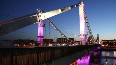 Krymsky köprü veya Kırım Köprüsü ve trafik otomobil (gece), bir çelik asma köprü, Moskova, Rusya var. Köprü Moskova Nehri 1.800 metre güneybatı Kremlin üzerinden yayılan     