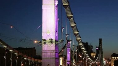 Krymsky köprü veya Kırım Köprüsü ve trafik otomobil (gece), bir çelik asma köprü, Moskova, Rusya var. Köprü Moskova Nehri 1.800 metre güneybatı Kremlin üzerinden yayılan     