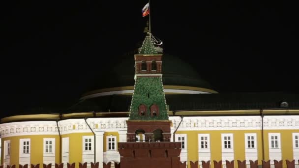 Moscú Kremlin y Bandera de Rusia por la noche — Vídeos de Stock