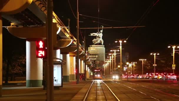 汽车在夜间，俄罗斯莫斯科市中心的交通 — 图库视频影像
